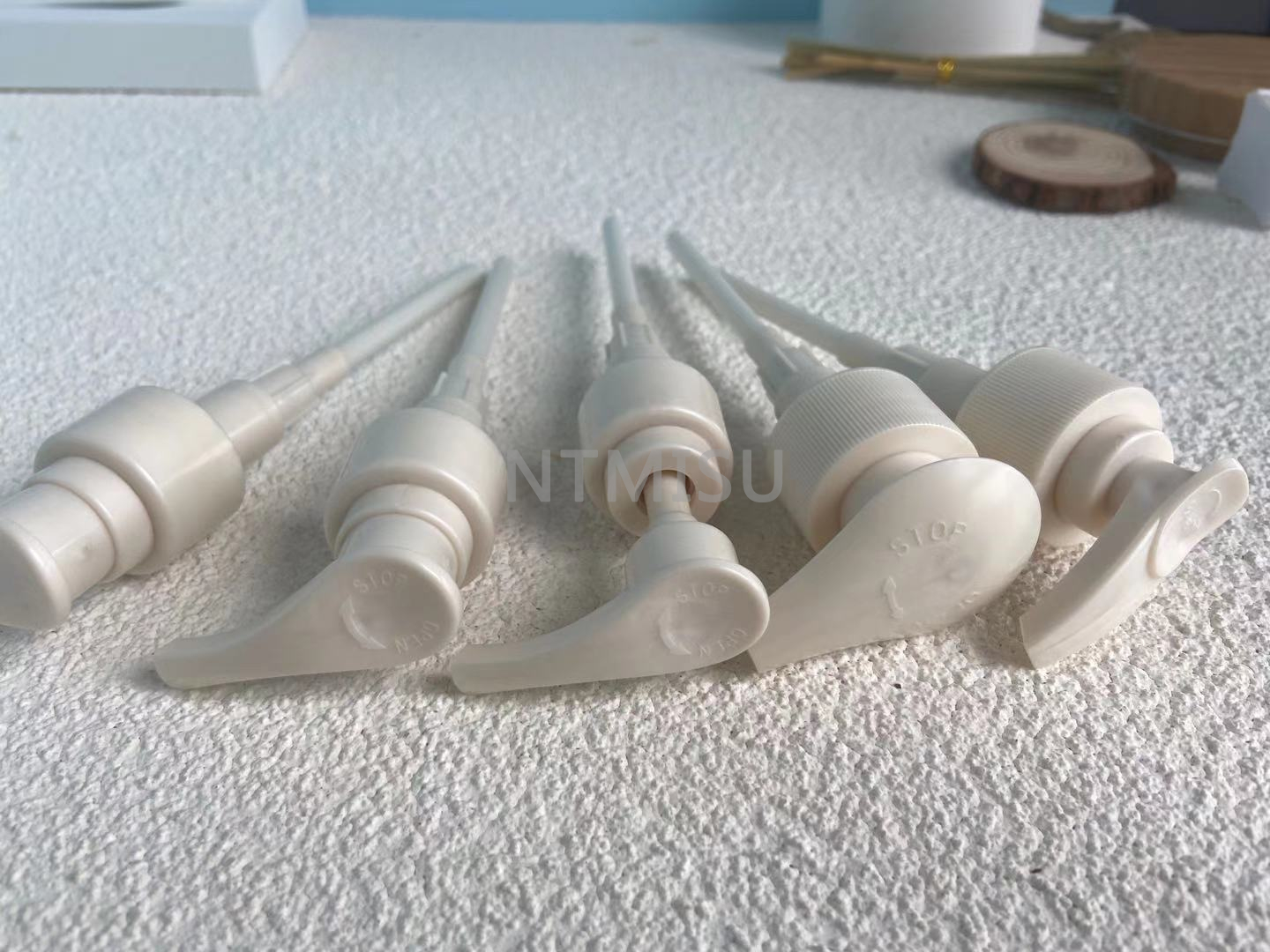 موزع مضخة سائل بفوهة منحنية PLA عالي الجودة، مضخة غسول طبيعي أبيض