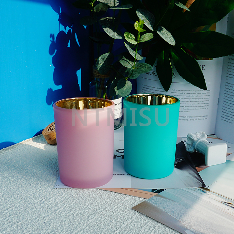 زجاجة شمعة فاخرة مصنوعة يدويًا من الزجاج البلوري باللون الأخضر الفاتح والوردي مع جدار داخلي ذهبي