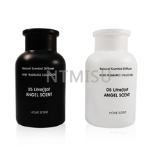 زجاجة عطرية 121 جرام أسود وأبيض زجاجة ضيقة الرقبة مع اللغة الإنجليزية على السطح