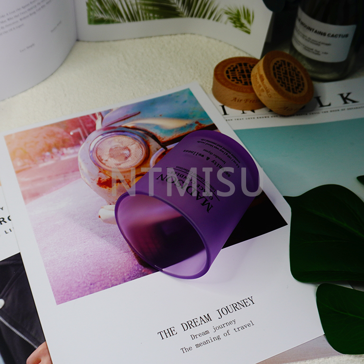 كأس شمعة زجاجي أرجواني سعة 5.6 أونصة 160 جم ​​مع شعار على السطح