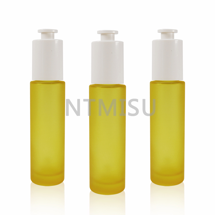 زجاجة زجاجية صفراء بلورية سعة 30 مل مع قطارة ضغط بيضاء مقفلة