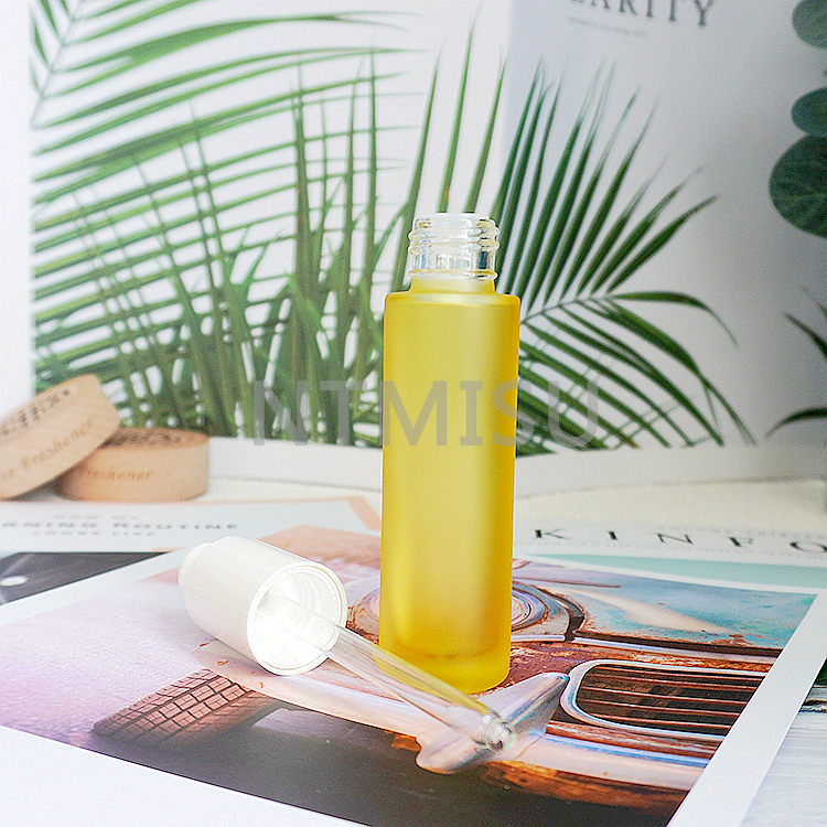زجاجة زجاجية صفراء بلورية سعة 30 مل مع قطارة ضغط بيضاء مقفلة
