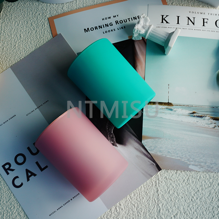 زجاجة شمعة فاخرة مصنوعة يدويًا من الزجاج البلوري باللون الأخضر الفاتح والوردي مع جدار داخلي ذهبي