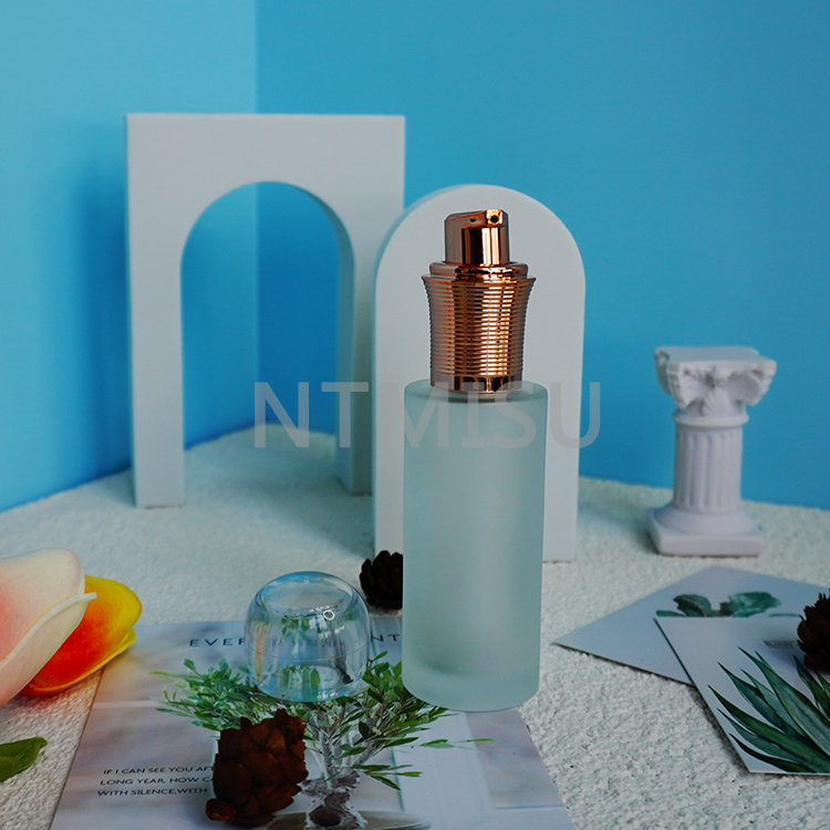 18 410 مضخة معالجة ذهبية لامعة فاخرة مع غطاء على شكل كرة البولينج وزنبرك خارجي