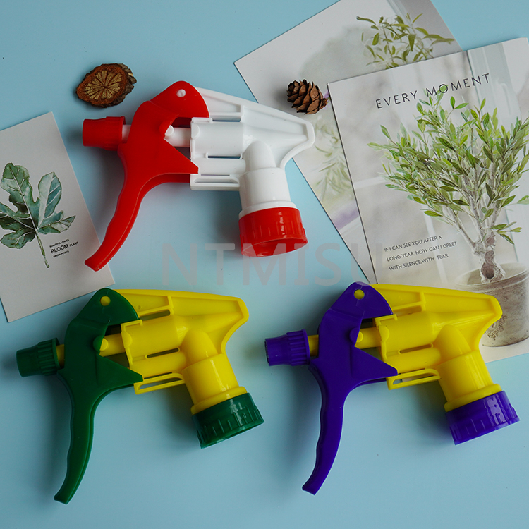 بخاخة يدوية بلاستيكية على شكل حرف D مقاس 28 مم لسقي الحديقة