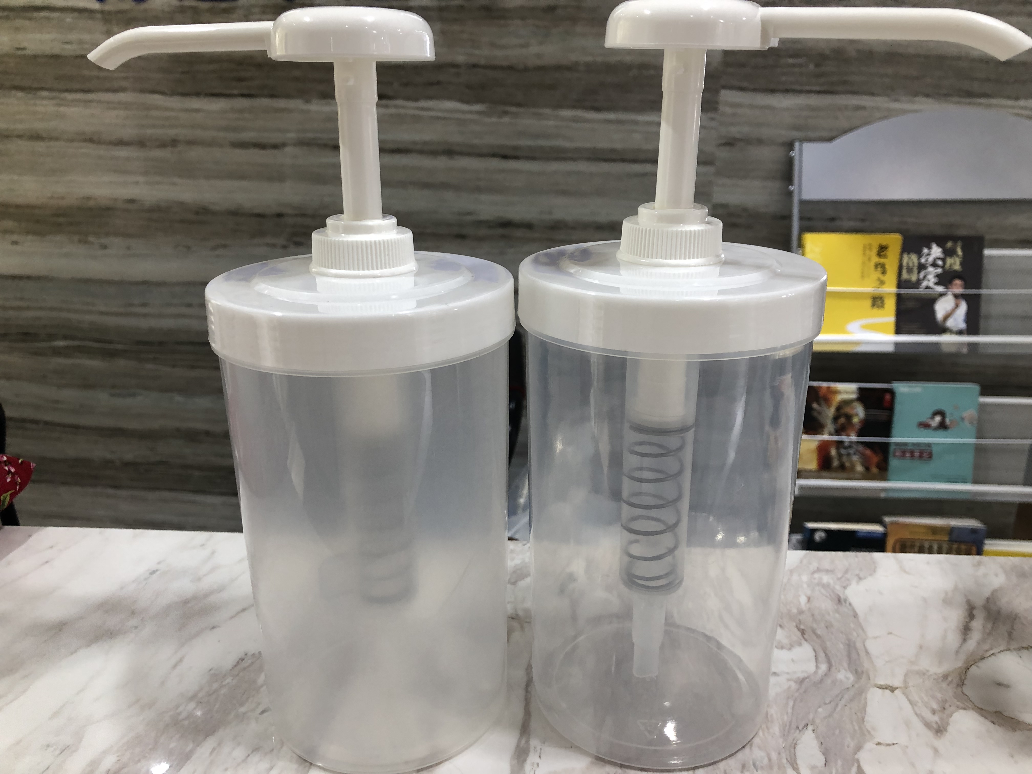 موزع مضخة صلصة بلاستيكية لزجة مع زجاجة حاوية بلاستيكية سعة 16.6 أونصة سعة 500 مل