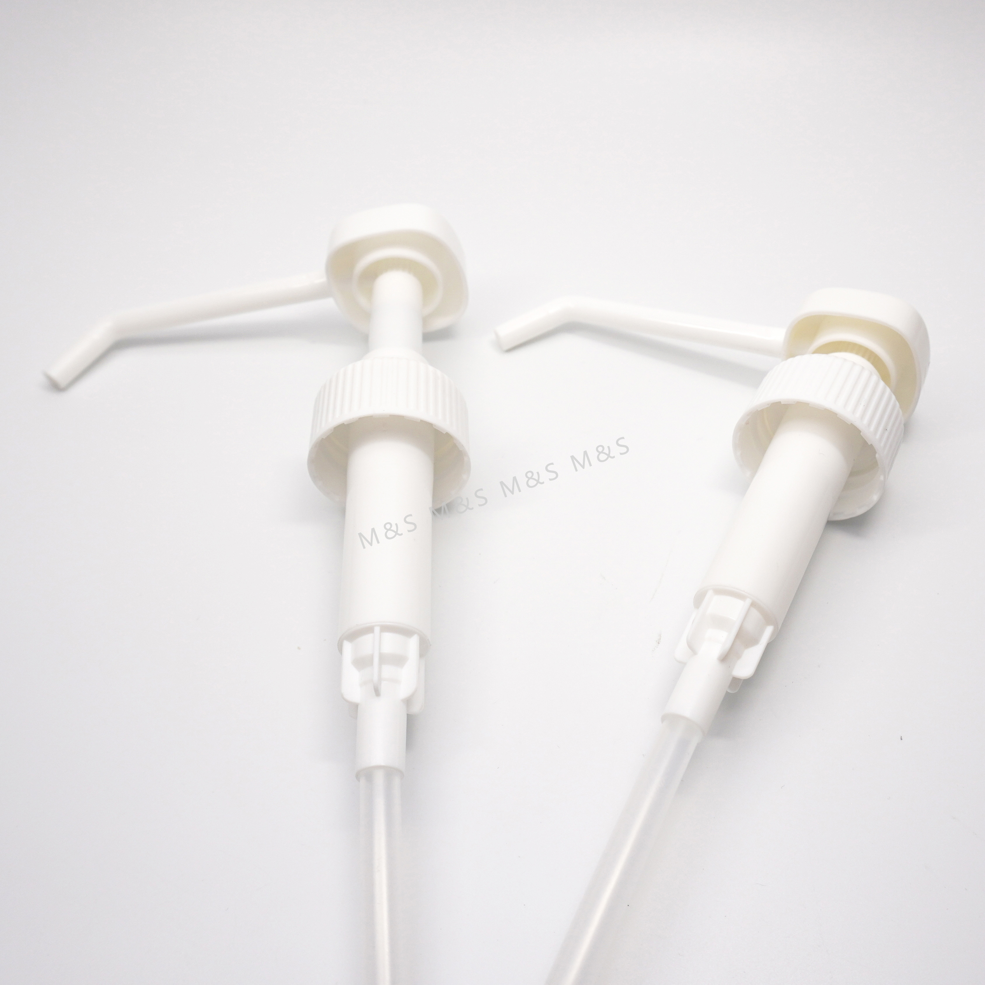 28 410 مضخة غسول بلاستيكية لولبية بيضاء مع فوهة طويلة