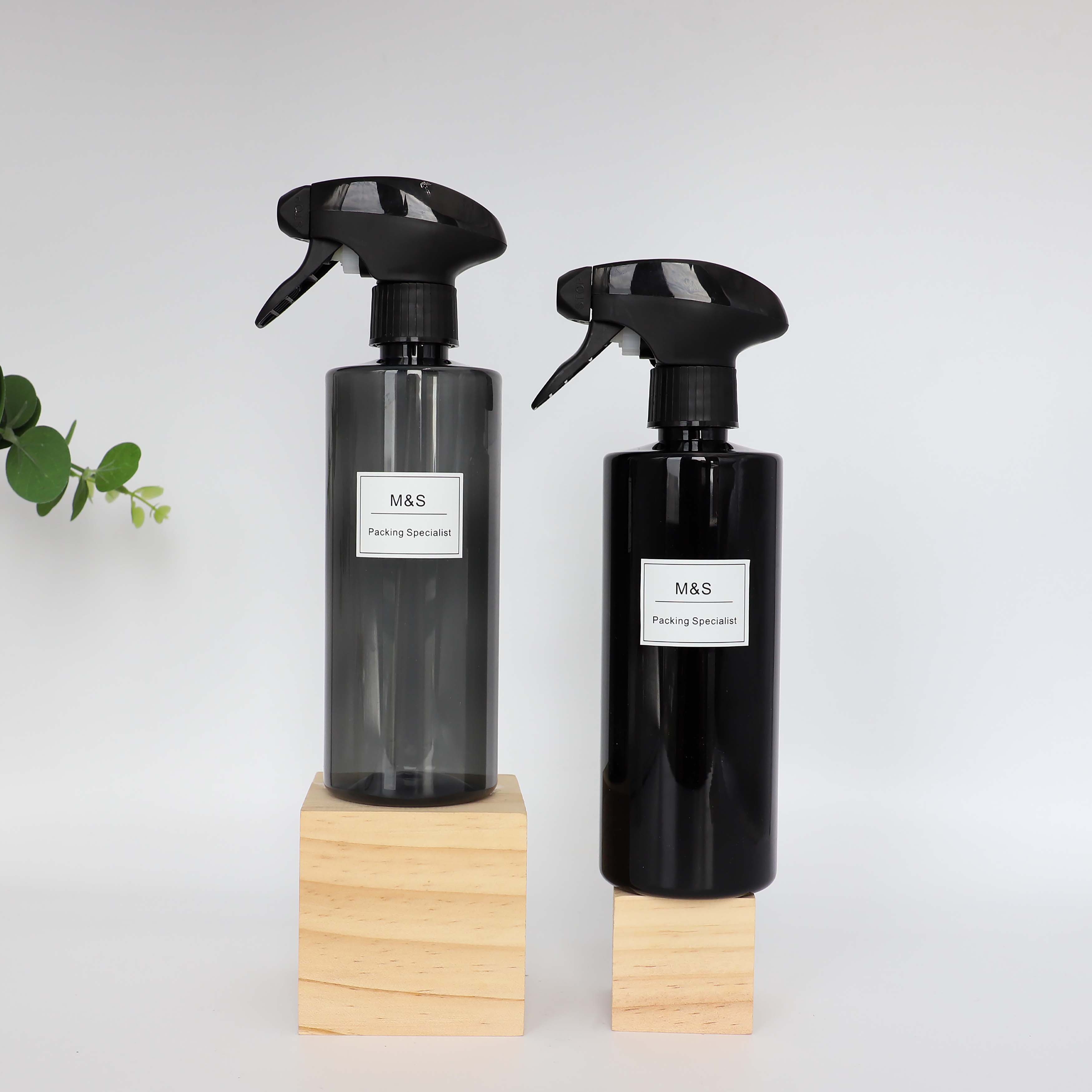 زجاجة بلاستيكية عالية الجودة سعة 500 مل سعة 16.7 أونصة بيضاء وسوداء من البلاستيك PET زجاجة مسطحة الكتف للتنظيف المنزلي