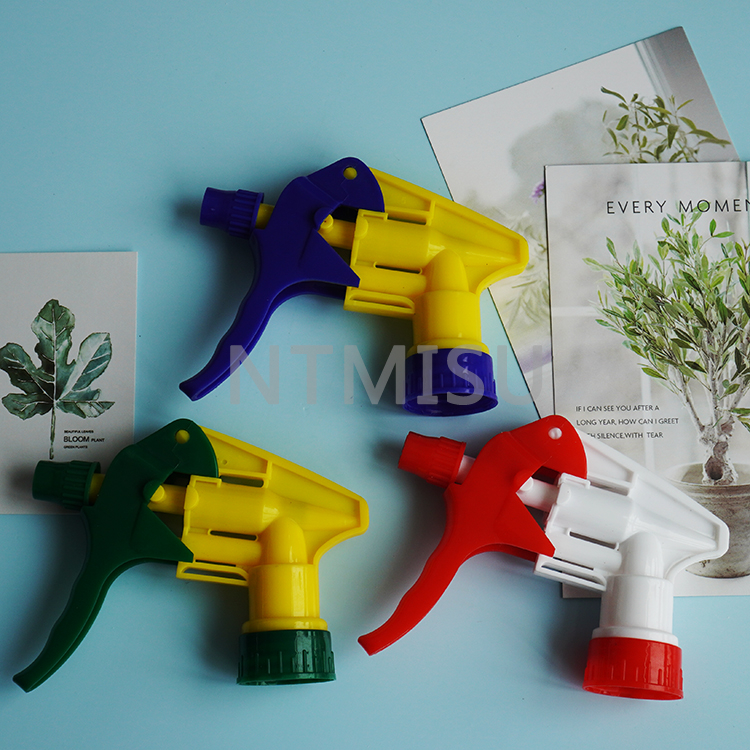 بخاخة يدوية بلاستيكية على شكل حرف D مقاس 28 مم لسقي الحديقة