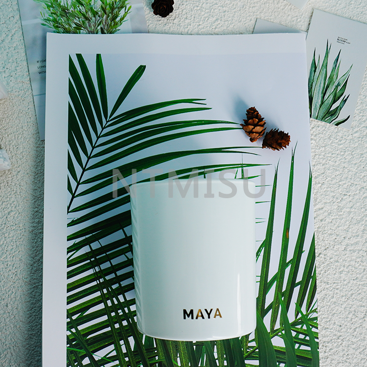 كأس شمعة زجاجي أبيض نقي بمظهر أنيق مع شعار برونزي