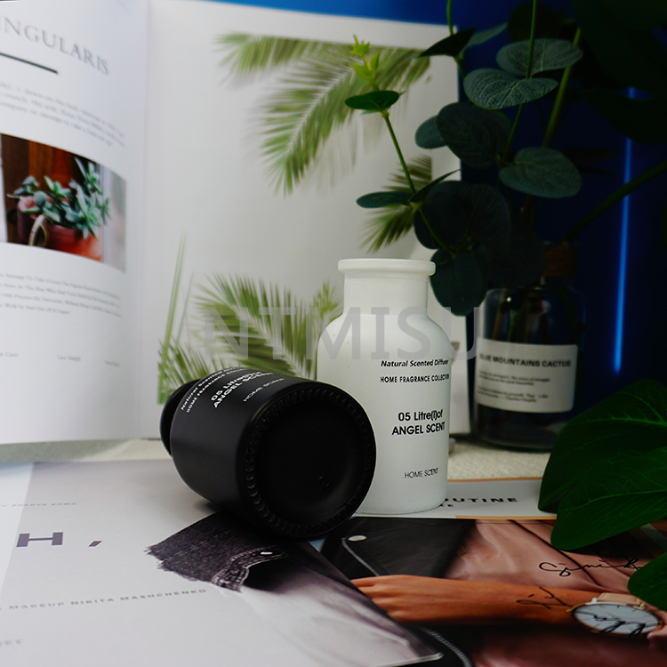 زجاجة عطرية 121 جرام أسود وأبيض زجاجة ضيقة الرقبة مع اللغة الإنجليزية على السطح