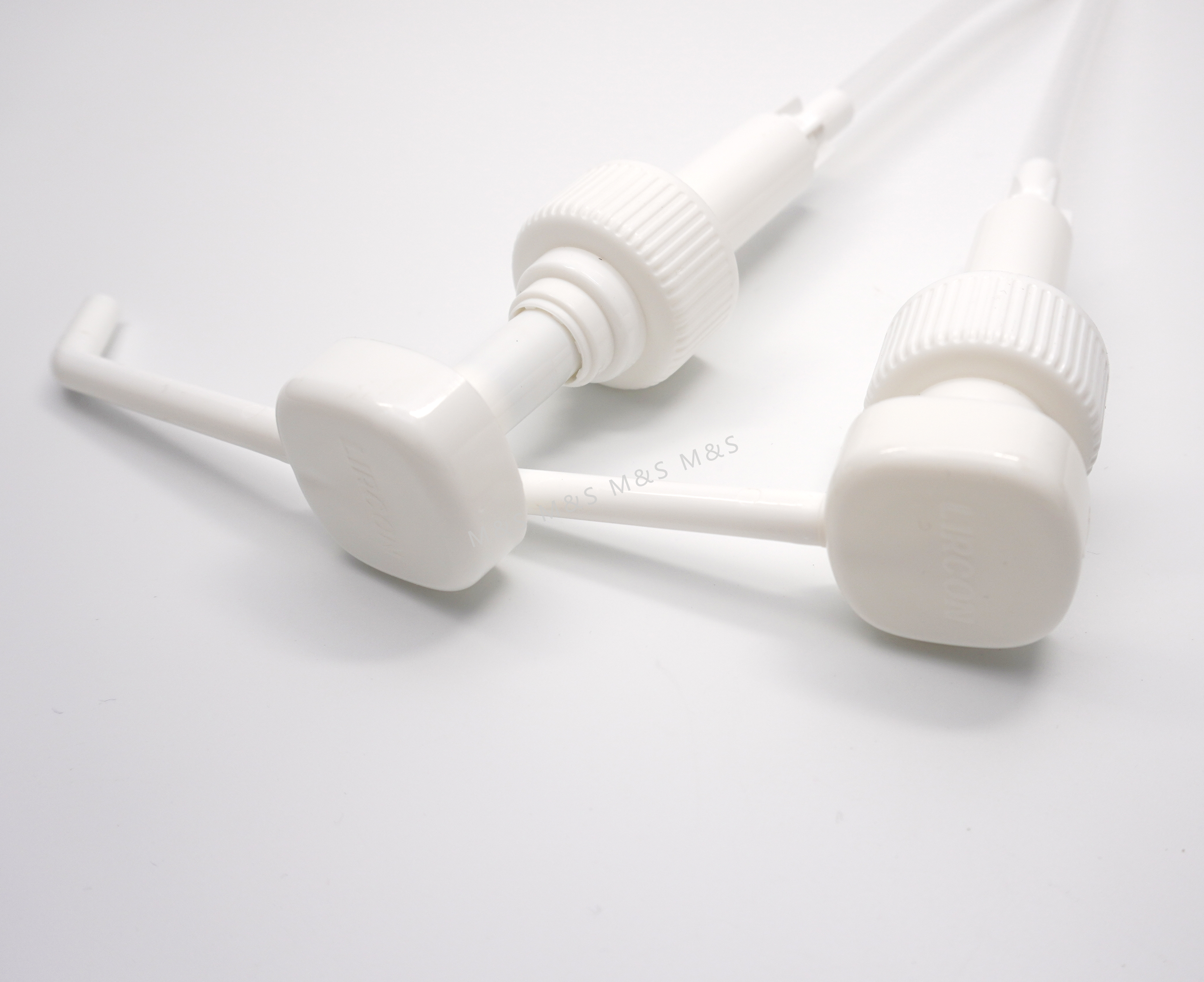 28 410 مضخة غسول بلاستيكية لولبية بيضاء مع فوهة طويلة