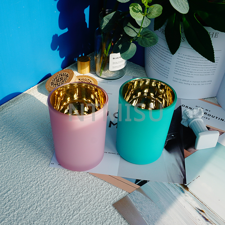 زجاجة شمعة فاخرة مصنوعة يدويًا من الزجاج البلوري باللون الأخضر الفاتح والوردي مع جدار داخلي ذهبي