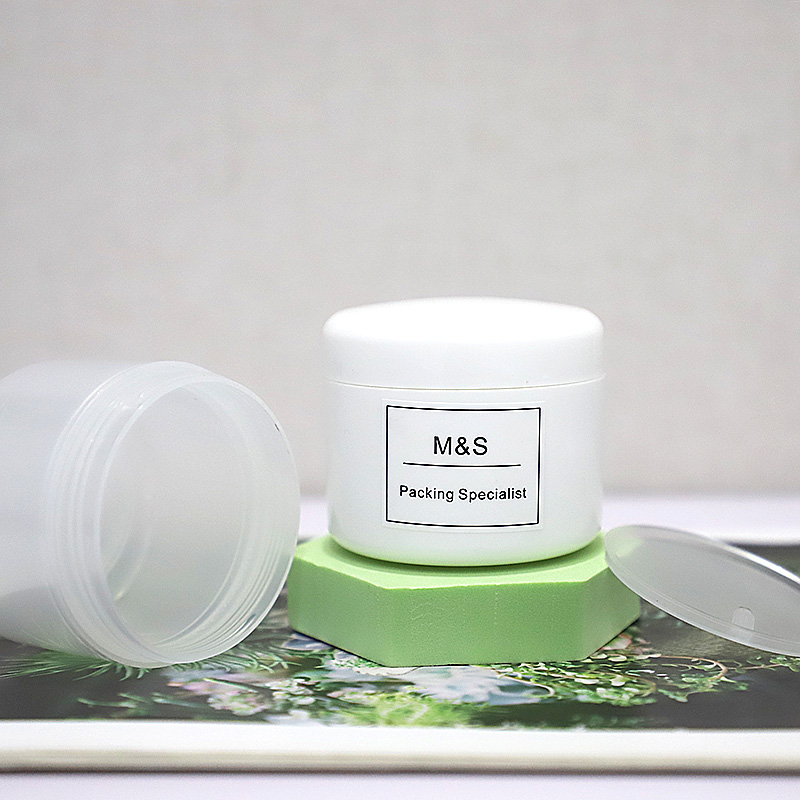 كيفية اختيار مرطبان الكريم المثالي